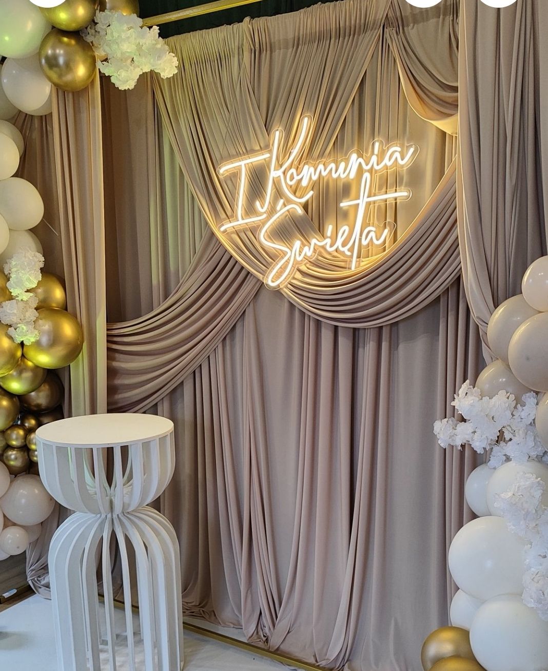 Neon I Komunia Święta na beżowej draperii