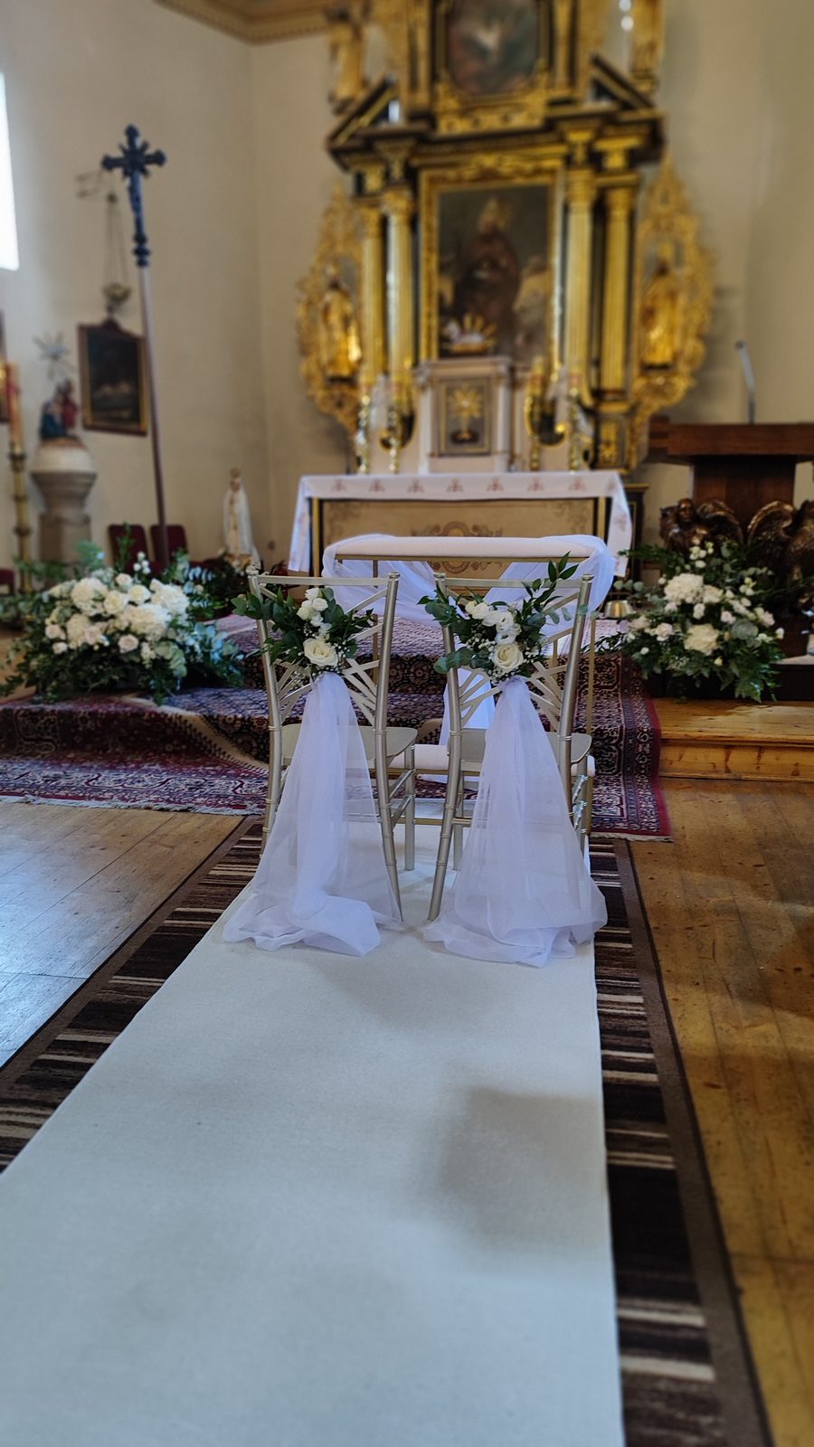 Dekoracja kościoła lub ślubu w plenerze: realizacja DariART