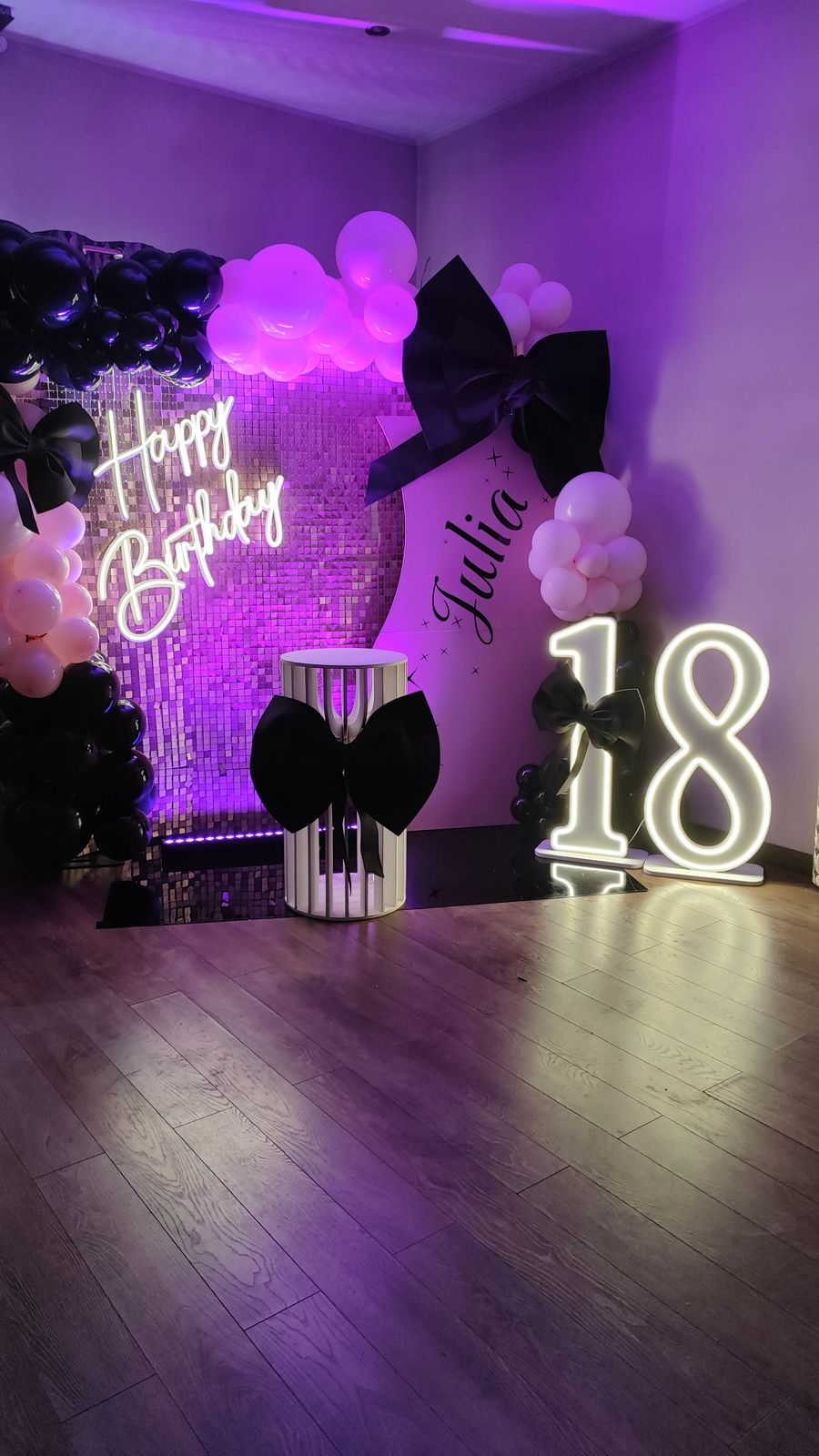 Zapalony napis LED Happy Birthday i cyfry 18 w ciemnej sali