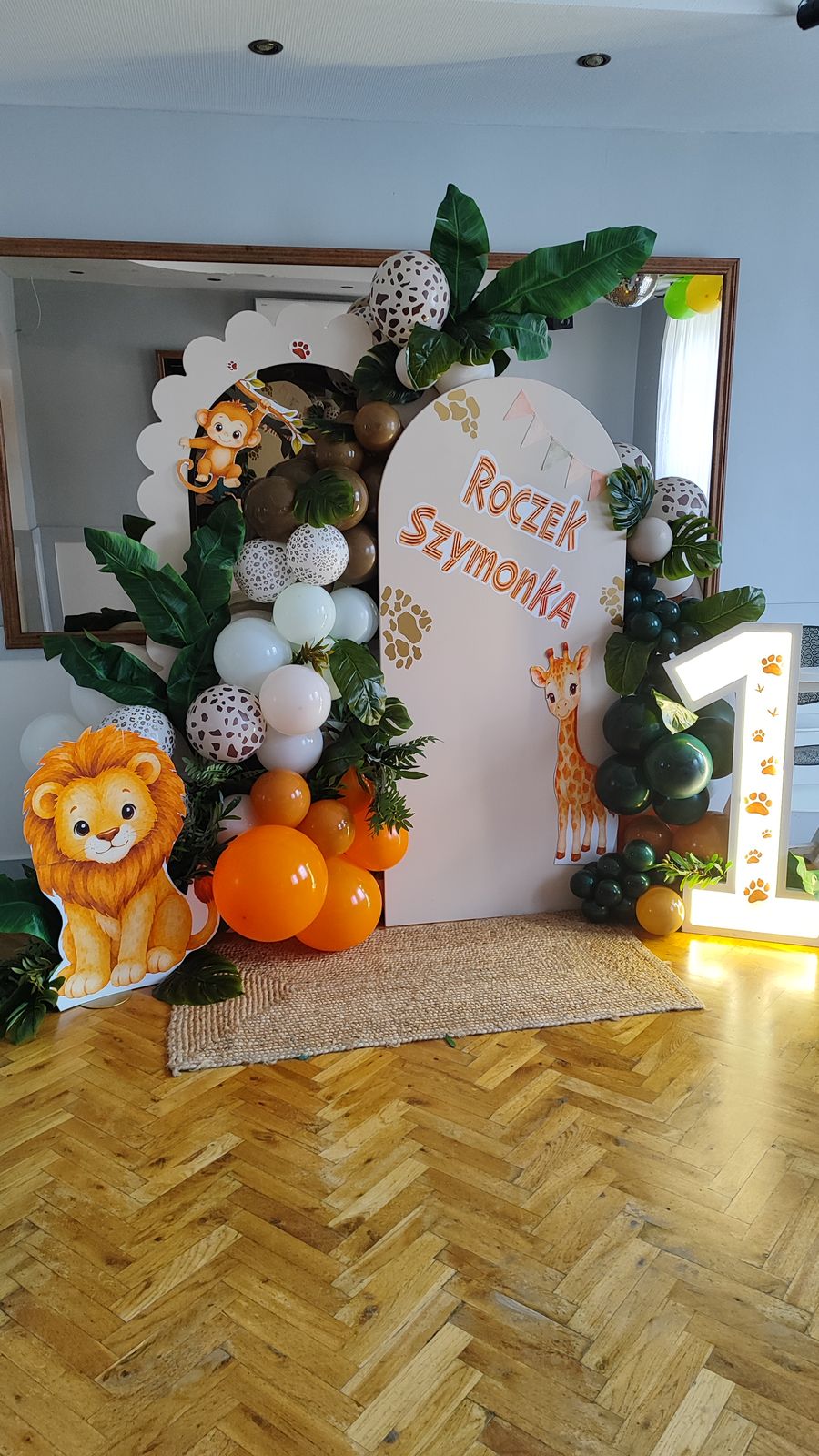 Ścianka na roczek w stylu safari z lwem i cyfrą LED